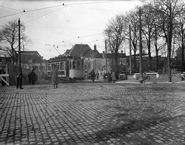 810579 Afbeelding van de electrische tram nr. 34 als lijn 3 op de Tolsteegbrug over de Stadsbuitengracht te Utrecht.